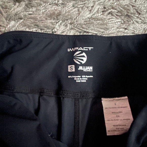 Cropped Workout Leggings - Picture 4 of 9